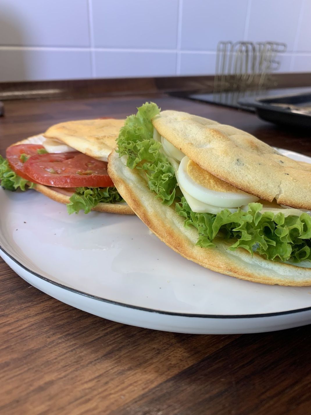Das Low Carb-Fitness-Sandwich kannst du mit allem belegen, was dein Herz begehrt: von Tomaten, über Salatblättern bis hin zu Ei.