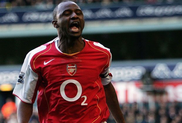 
                <strong>Zentrales Mittelfeld: Patrick Vieira</strong><br>
                Ein weiterer Arsenal-Akteur schafft es in Hazards Dream Team. Viera gilt für viele Experten als einer der komplettesten Mittelfeldspieler seiner Generation: stark in Offensive und Defensive, körperlich robust, torgefährlich, gute Technik.
              