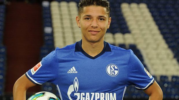 
                <strong>Amine Harit (FC Schalke 04/20)</strong><br>
                Auch Dortmunds Revierrivale Schalke wurde in Frankreich fündig. Der französische U19-Europameister Amine Harit kam vom FC Nantes, bei den "Königsblauen" hat der 20 Jahre alte Mittelfeldspieler einen Vierjahresvertrag bis zum 30. Juni 2021 unterschrieben. Angeblich hat S04 rund zehn Millionen Euro bezahlt. "Amine ist ein technisch versierter Spieler der über ein starkes Tempodribbling verfügt und sich zudem defensiv gut einbringt. Er sucht oft mutige Offensivlösungen und kann dadurch den Unterschied ausmachen", sagte Schalke-Trainer Domenico Tedesco. 
              