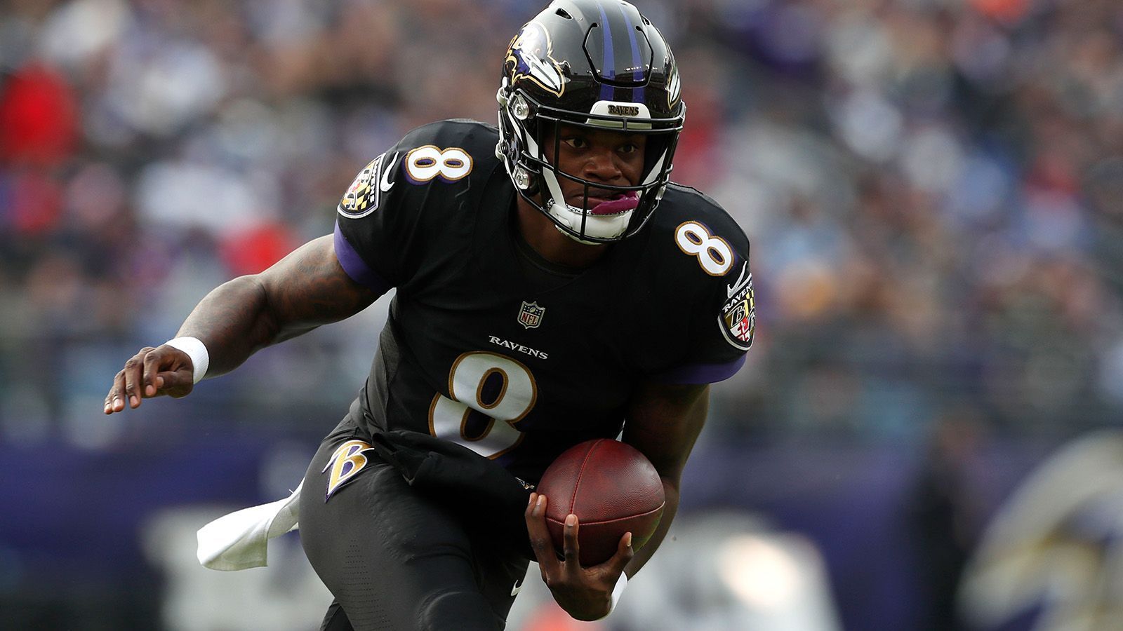 
                <strong>Week 12: Lamar Jackson mit neuem Startrekord</strong><br>
                Dass Rookie-Quarterback Lamar Jackson das Spiel der Baltimore Ravens grundlegend verändern würde, war klar. Doch mit seinen bisherigen Statistiken konnte man nicht unbedingt rechnen. Der ehemalige Heisman-Trophy-Gewinner erlief in seinen ersten beiden NFL-Spielen als Starter sagenhafte 190 Yards. Das sind die meisten Rushing-Yards eines NFL-Quarterbacks während der ersten beiden Starts in der Super-Bowl-Ära. Noch besser: Er führte die Ravens zu zwei Siegen und damit in eine aussichtsreiche Position im Playoff-Rennen.
              