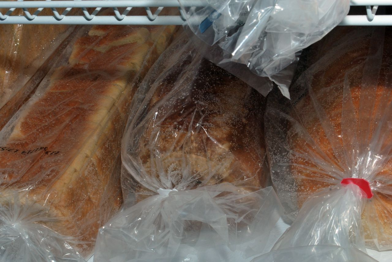 Du hast noch Brot übrig, fährst aber in den Urlaub? Einfach einfrieren. Funktioniert auch mit Hartkäse, Suppen und Co..