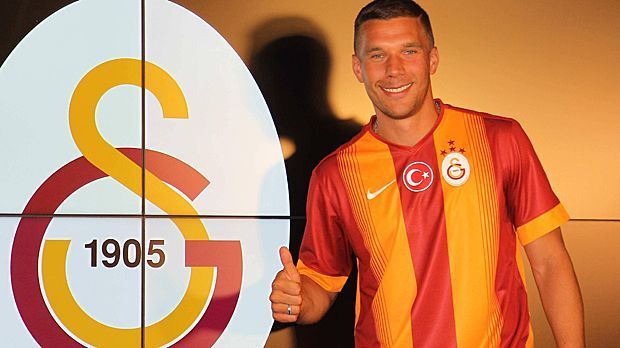 
                <strong>Lukas Podolski (Galatasaray)</strong><br>
                Lukas Podolski soll in den kommenden drei Jahren die Vorlagen von Sneijder verwerten und Galatasaray zu neuen Erfolgen schießen. Für den Weltmeister überweisen die Istanbuler 2,5 Millionen Euro an den FC Arsenal, bei dem der 30-Jährige nicht mehr gefragt ist.
              