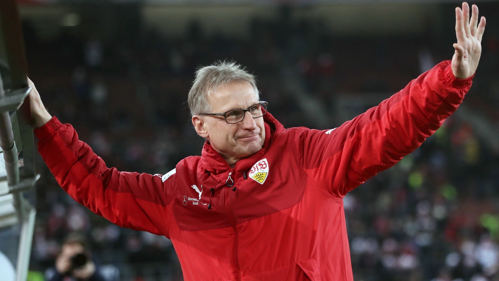 
                <strong>Michael Reschke</strong><br>
                Ein Mann, der aktuell verfügbar wäre, wäre der kürzlich in Stuttgart vom Hof gejagte Michael Reschke. Der 61-Jährige gab zwar beim VfB, seiner ersten Station als Sportvorstand in der ersten Reihe, nicht immer die beste Figur ab. Jedoch hat sich der Rheinländer bei seinen vorherigen Stationen Bayern und Bayer als Kaderplaner bzw. technischer Direktor einen sehr guten Namen in der Branche gemacht. Bevor Reschke in Leverkusen ins Management wechselte, coachte er viele Jahre auch den Nachwuchs der Werkself, kennt also auch das Trainer-Geschäft.
              