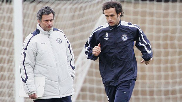 
                <strong>Ricardo Carvalho und Jose Mourinho</strong><br>
                Ricardo Carvalho und Jose Mourinho: Diese rein portugiesische Kombination zählt wohl zu den erfolgreichsten im Weltfußball. Zunächst arbeiten Mourinho (li.) und Carvalho zusammen beim FC Porto. Nach dem Champions-League-Sieg 2004 wechselt der Coach zum FC Chelsea, mutiert dort zu "The Special One" und nimmt seinen Abwehr-Chef gleich mit. Bei Inter Mailand kommt "Mou" zwischenzeitlich ohne seinen Lieblingsspieler aus, doch als er 2010 zu Real Madrid wechselt, kommt auch Carvalho nach. Zusammen gewinnen die beiden fünf Meistertitel.
              