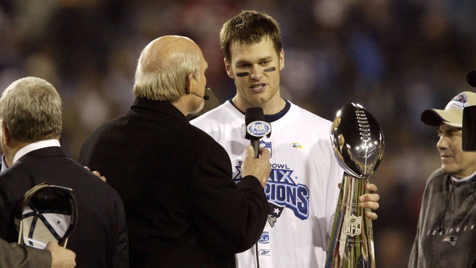 
                <strong>Tom Brady gewinnt den Super Bowl</strong><br>
                Eine Konstante braucht es im Leben und sowohl 2005, als auch 2021 gewinnt Tom Brady den Super Bowl. Vor 16 Jahren ist er noch bei den New England Patriots aktiv und holt sich bereits seinen dritten Ring. Vier weitere sollten folgen und noch immer ist er in der Lage, Titel zu gewinnen.
              