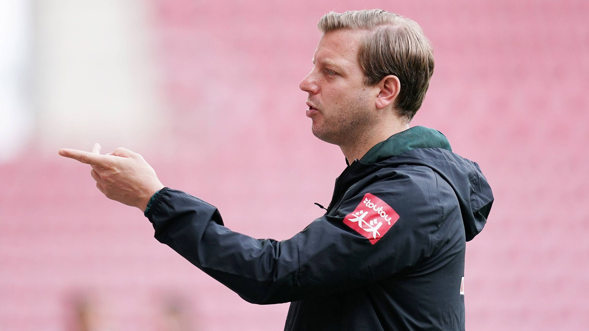 
                <strong>Florian Kohfeldt (SV Werder Bremen)</strong><br>
                "Einige Spieler haben heute auf Positionen gespielt, die sie sich früher so nicht ins Poesiealbum geschrieben habe"(Bremens Trainer Florian Kohfeldt zu den vielen Wechseln in seiner Mannschaft wegen der zahlreichen Verletzungen)
              