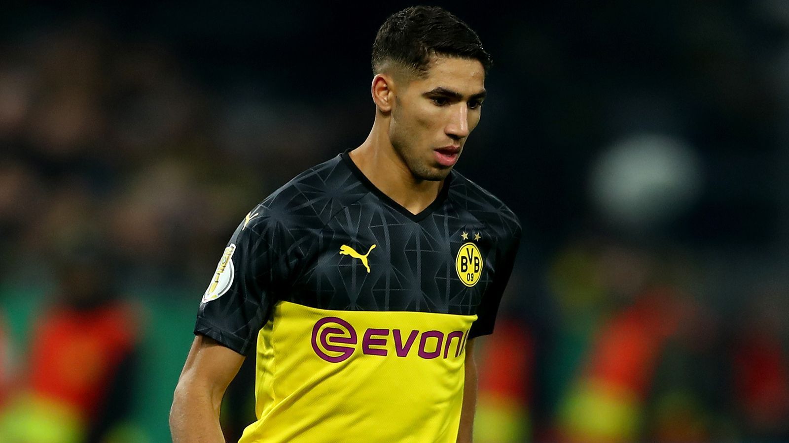 
                <strong>Achraf Hakimi (Borussia Dortmund)</strong><br>
                Kommt mit seinem Offensivdrang gut in die Partie und setzt in der 4. Minute Reus exzellent mit einer Flanke in Szene. Doch nur wenig später unterläuft Hakimi ein katastrophaler Ballverlust, der umgehend im ersten Gegentor resultiert. Bleibt auch in den zweiten 45 Minuten offensiv immer gefährlich, aber seinen Bock aus der ersten Halbzeit kann er nicht mehr wiedergutmachen. ran-Note: 4
              