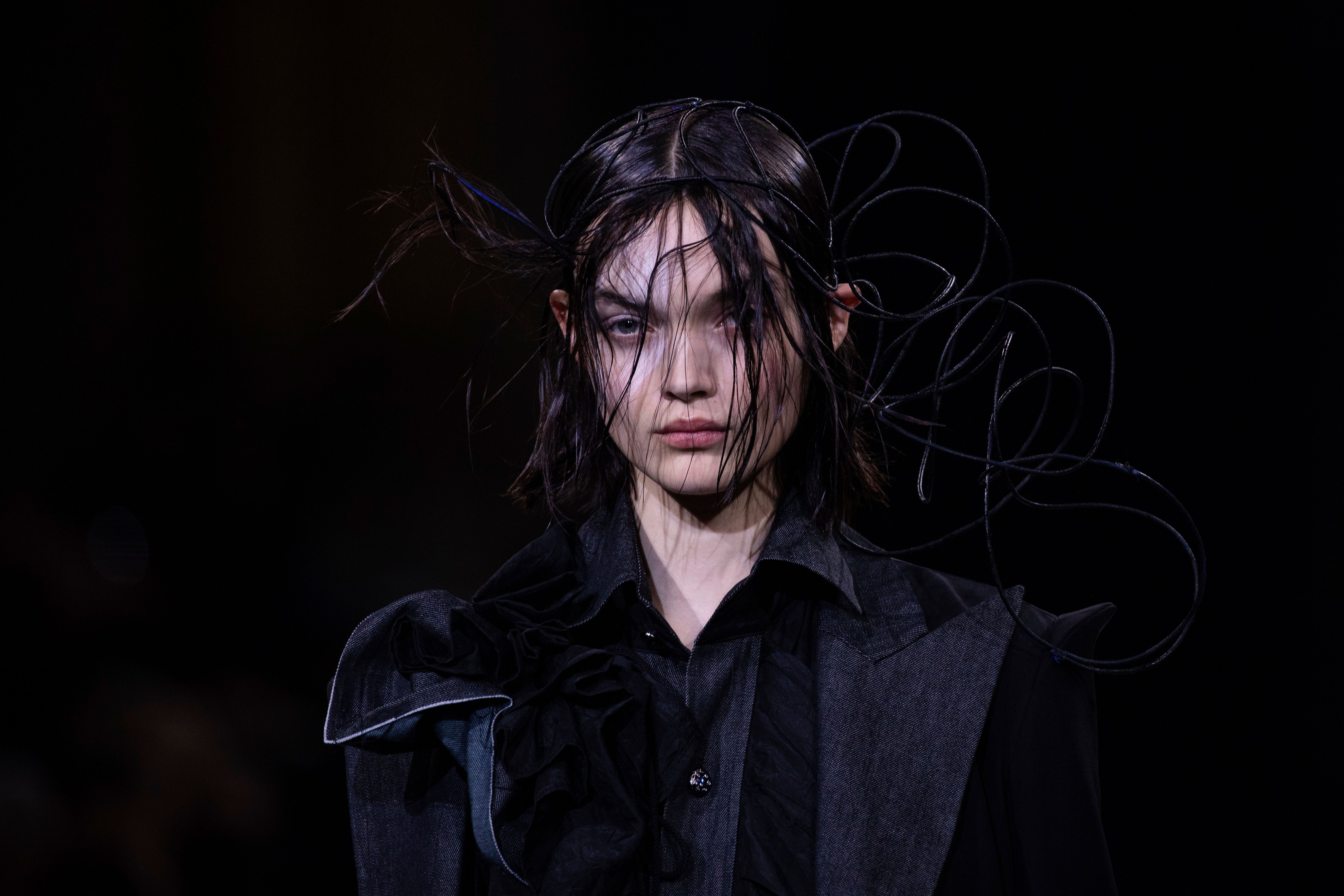 Bei der Ready to Wear Fashionshow von Yamamoto für Herbst/Winter2022/2023 in Paris wurde es düster: Gothic-Looks eroberten die Runways.