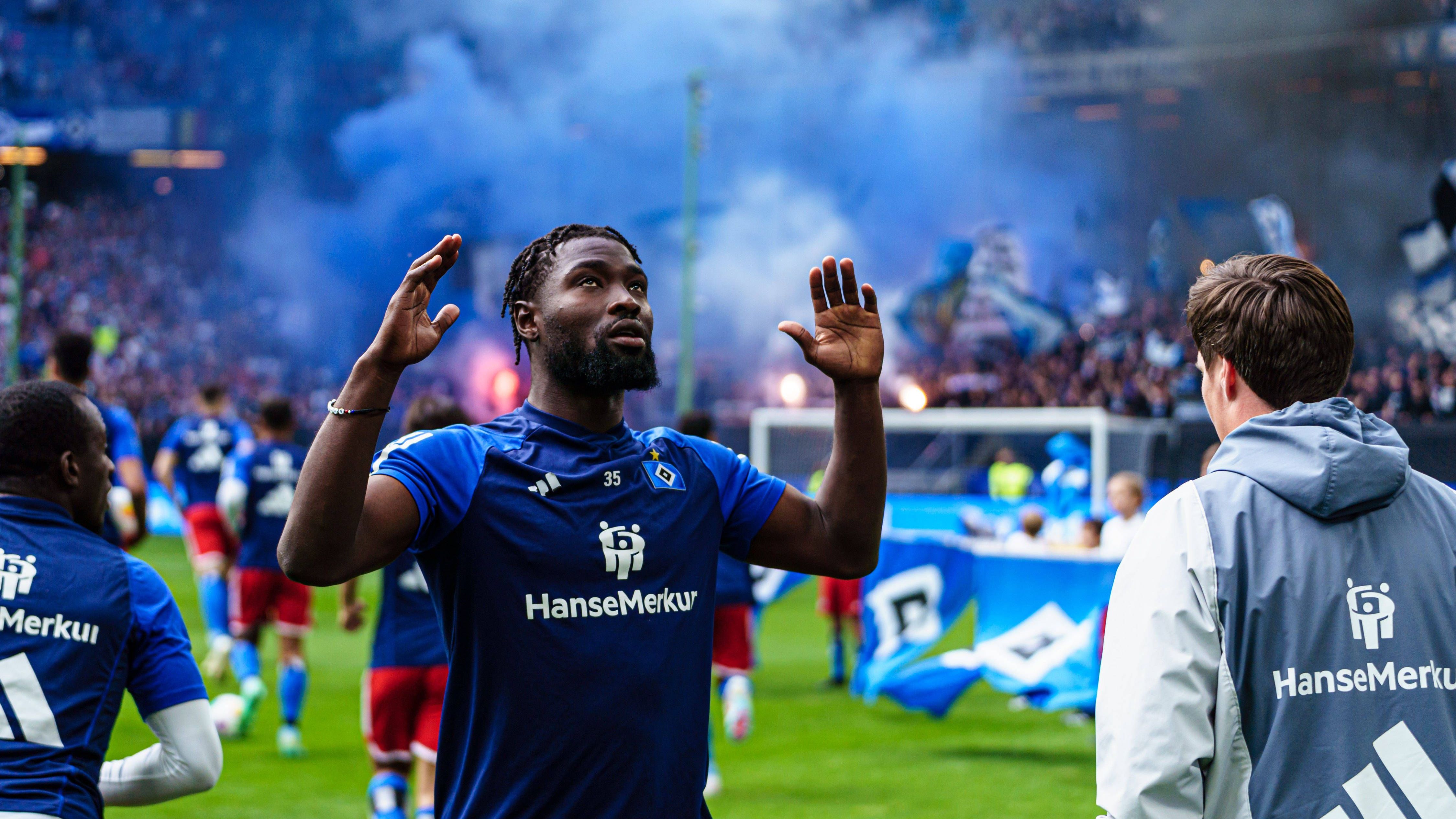 <strong>Bengalos und Pyrotechnik schon lange vor dem Anstoß</strong><br>Schon als die beiden Teams im Hamburger Volksparkstadion zum Warmmachen auf den Platz kamen, zündeten die Anhänger auf den Rängen erste Bengalos.&nbsp;