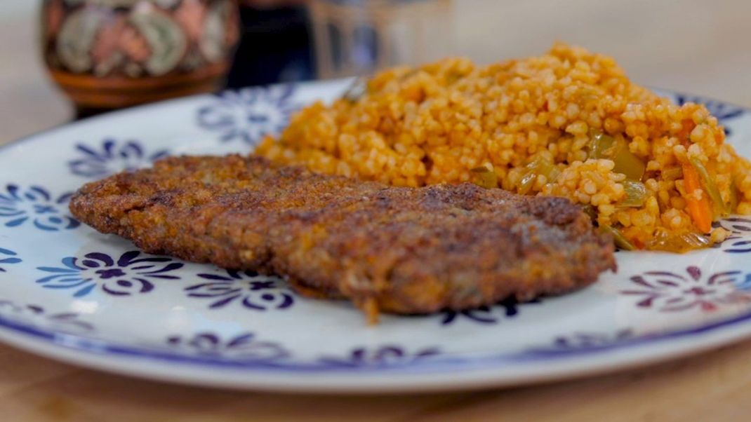 Die Geheimzutat des Original-Schnitzels: Tarhana, der Vorreiter der ersten Fertig-Suppenbrühe. Im türkischen Supermarkt kann man die vergorene und getrocknete Mischung fertig kaufen. Selbst gemacht schmeckt sie aber viel besser.