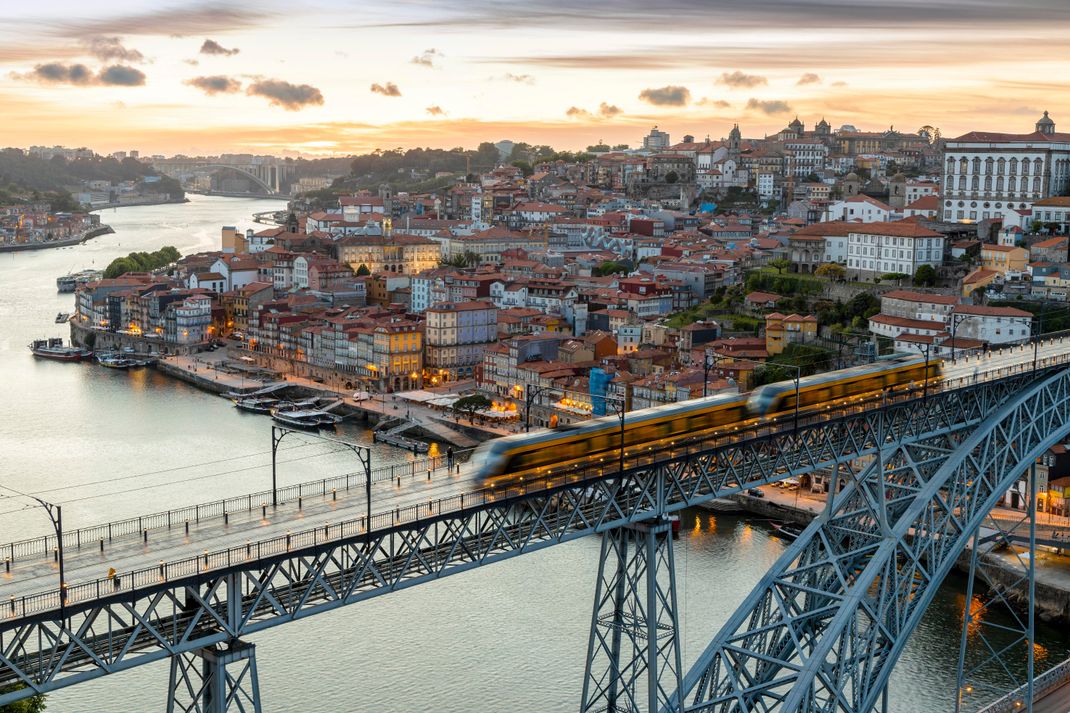 Romantische Sonnenuntergangsstimmung in Porto. Das solltest du dir auf keinen Fall entgehen lassen. 