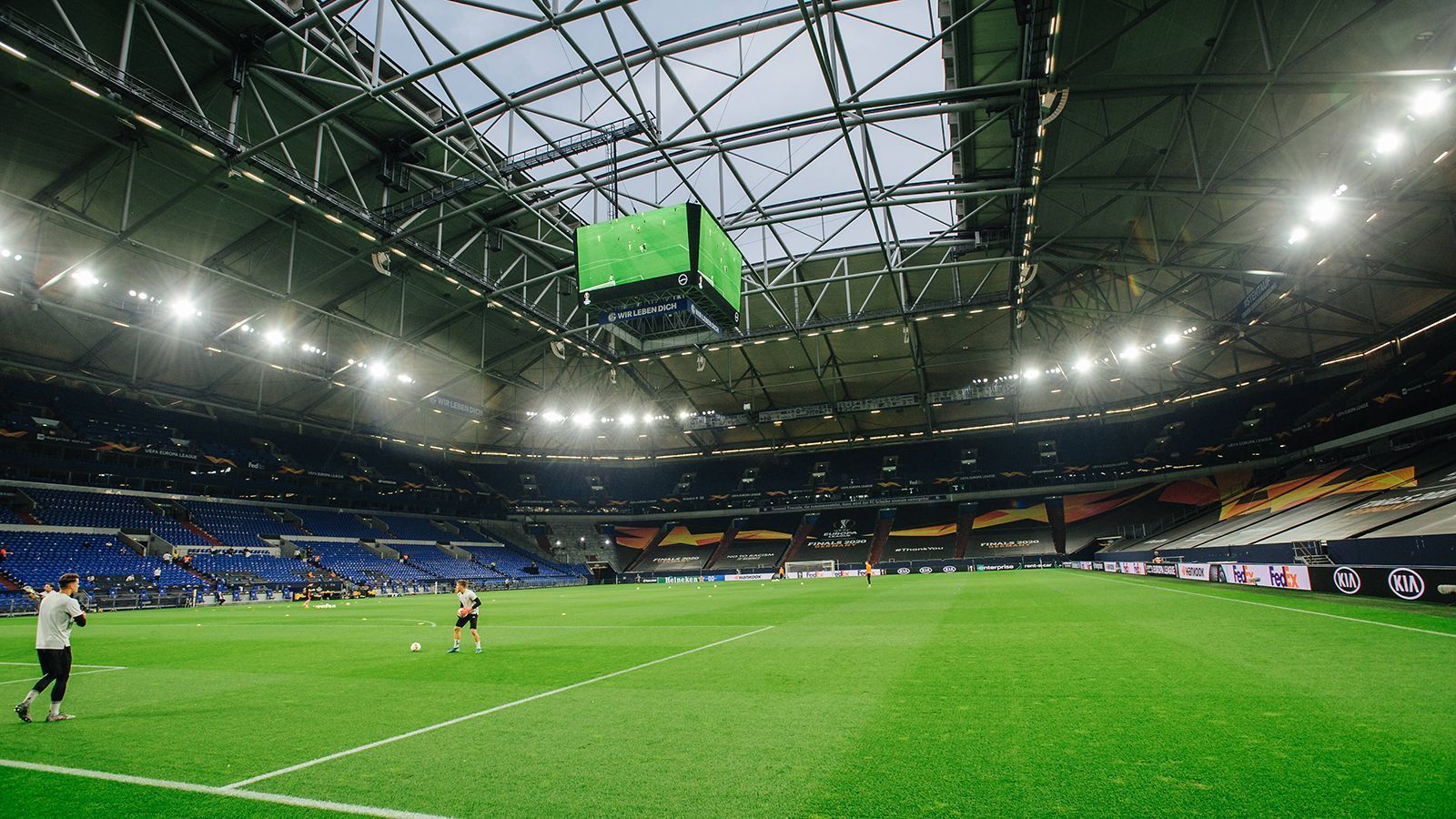 
                <strong>FC Schalke 04</strong><br>
                &#x2022; Aktueller Name: Veltins-Arena<br>&#x2022; Eröffnung des Stadions: August 2001<br>&#x2022; Altes Stadion: Gelsenkirchener Parkstadion<br>
              