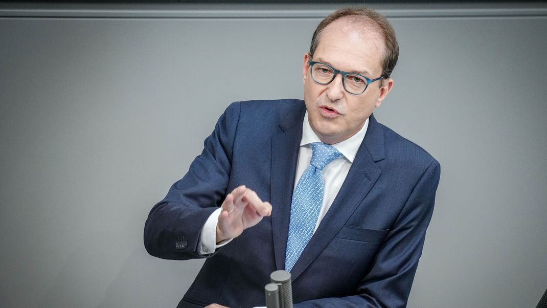 Alexander Dobrindt, CSU-Landesgruppenchef, spricht im Plenum des Bundestags. 