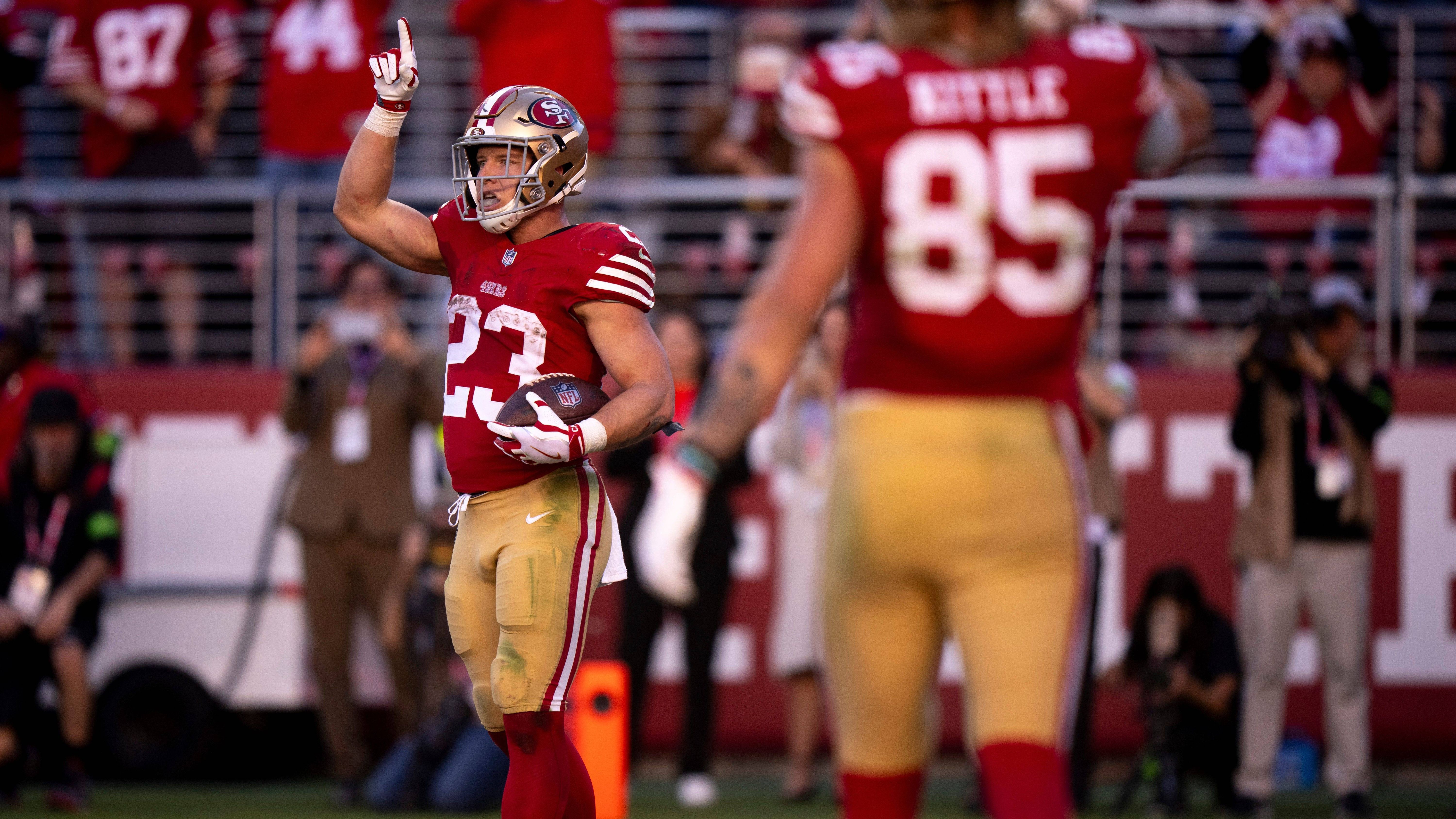 <strong>Platz 1: San Francisco 49ers (Vorwoche: 2)</strong><br>Und der andere geteilte Platz eins? Brock Purdy. Der hatte nämlich entscheidenden Anteil daran, dass die 49ers so in Philadelphia dominierten. 314 Yards, vier Touchdowns, ein Passer Rating von fast 150. Ja, er hat gute Mitspieler und einen guten Coach. Aber das hatten andere auch schon mit deutlich weniger statistischem Ertrag. Die 49ers sind ein verdienter Erster.