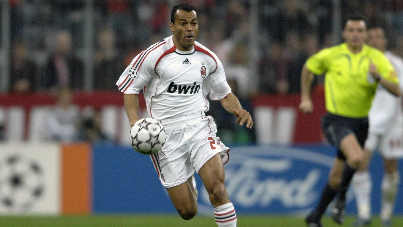 <strong>Brasilien: Cafu</strong><br>Erfolge: 1x Champions-League-Sieger, 1x FIFA-Klubweltmeister, 1x Europapokalsieger der Pokalsieger, 2x italienischer Meister, <br>Nationalmannschaftserfolge: 2x Weltmeister, 1x Confed-Cup-Sieger, 143 Länderspiele, fünf Tore