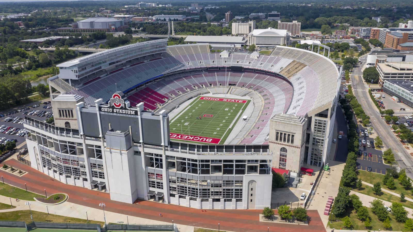 
                <strong>Besonderheiten</strong><br>
                Nach jedem Sieg der Buckeyes wird die Victory Bellim Ohio Stadium geläutet. Sie war ein Geschenk der Abschlussklassen von 1943, 1944 und 1945. Sie befindet sich im südöstlichen Turm des Stadions und soll noch in bis zu acht Kilometer Entfernung zu hören sein.
              