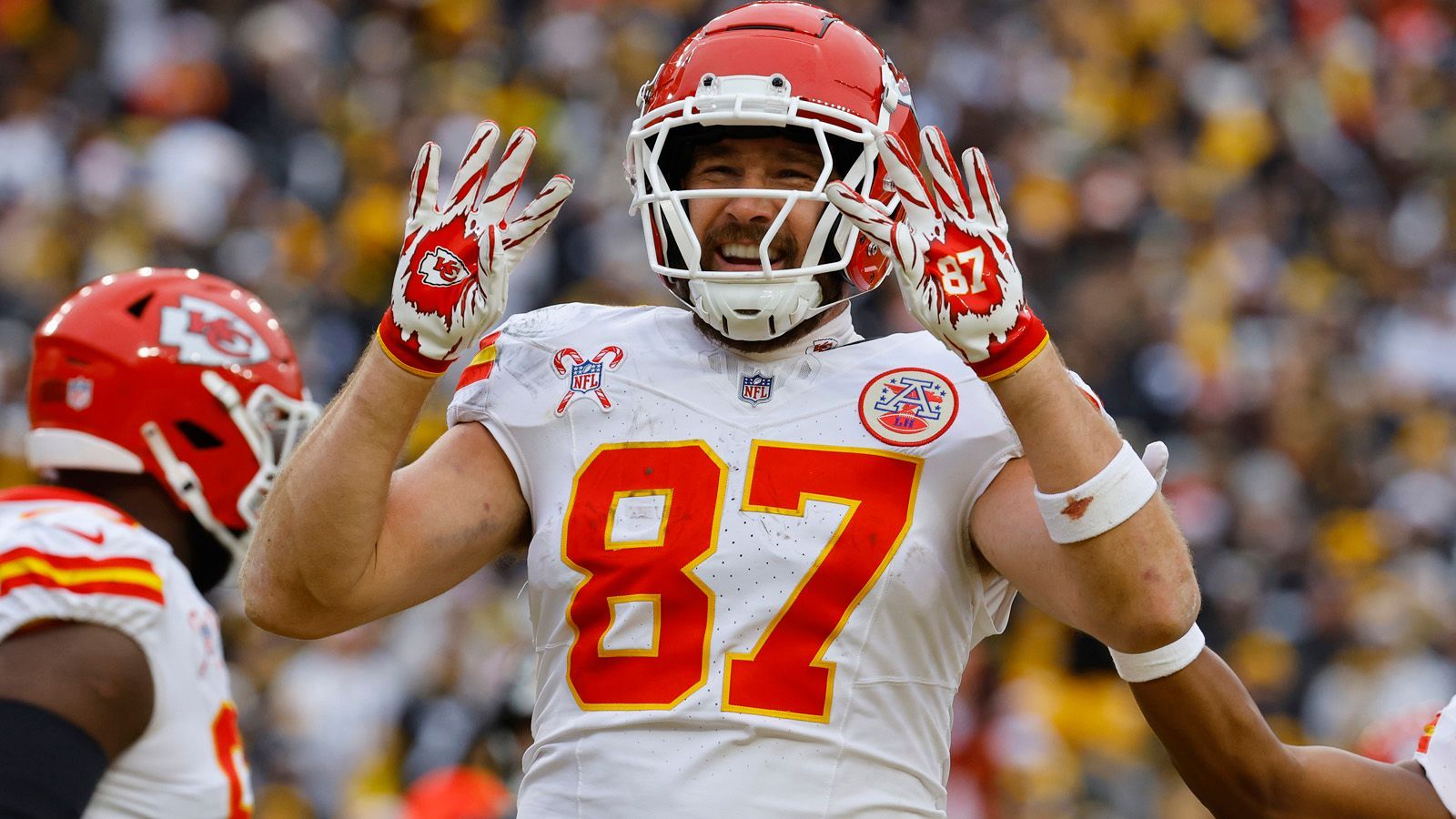 <strong>Divisional Round: Travis Kelce (Kansas City Chiefs)</strong><br>Der routinierte Tight End hat seiner illustrierten Karriere einen weiteren Rekord hinzugefügt. Im <a data-li-document-ref="486802" href="https://www.ran.de/sports/nfl-playoffs2025-kansas-city-chiefs-schlagen-houston-texans-und-ziehen-ins-championship-game-ein-486802">Spiel gegen die Houston Texans&nbsp;</a>knackte Travis Kelce die Marke von 100 Receiving Yards. Für Kelce war es die neunte Playoff-Partie, in der das Kunststück gelang.