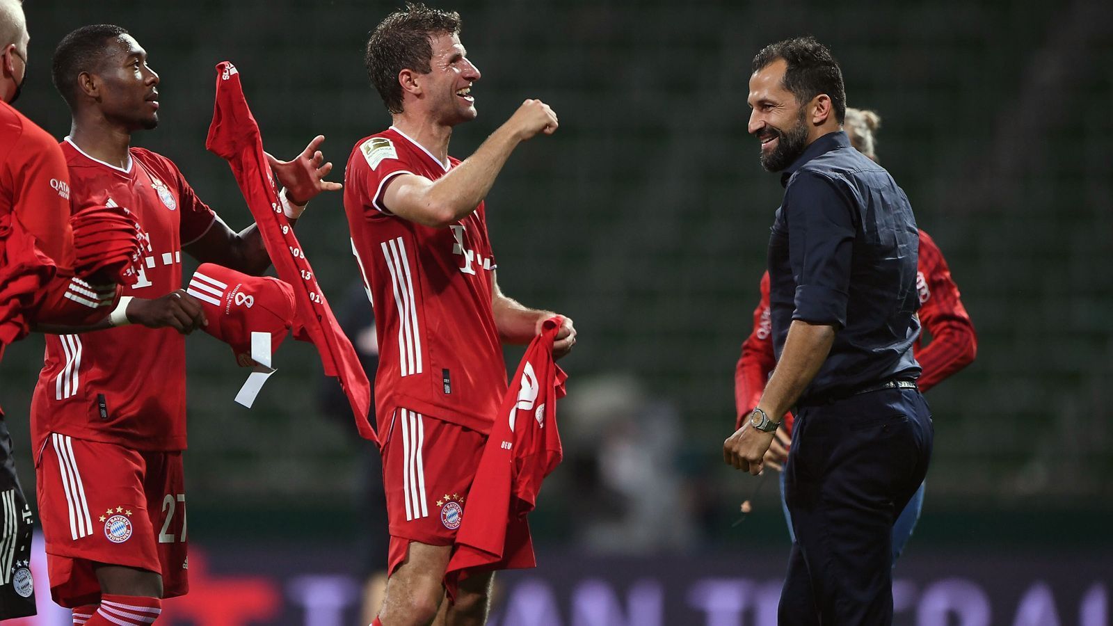 
                <strong>So feiert Bayern seine Corona-Meisterschaft</strong><br>
                Noch vor einigen Tagen gab es einige Ungereimtheiten zwischen Thomas Müller und Sportdirektor Hasan Salihamidzic (re.), nachdem der deutsche Weltmeister sich öffentlich zum Transferbudget der Münchner äußerte. "Es ist auch ein bisschen paradox, wenn man immer über Neuzugänge spricht und gleichzeitig Gehälter eingespart werden", sagte Müller bei "Sky" über den möglichen Transfer von Leverkusens Kai Havertz. Salihamidzic reagierte umgehend: "Der Thomas hat sich nach dem Pokalspiel, als er nicht so zufrieden war mit der Leistung der Mannschaft, vielleicht in seiner Aussage verdribbelt." Spätestens während der Meister-Feierlichkeiten auf dem Rasen des Bremer Weserstadions schien der Zwist vergessen zu sein. Müller und "Brazzo" feierten Seiten an Seite.
              