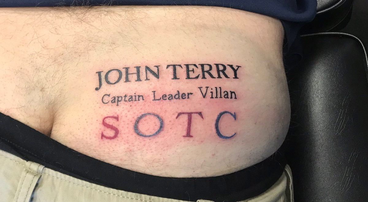 
                <strong>Fan-Tattoo: John Terry auf dem Po </strong><br>
                Manchmal unterschätzen Fans ihren eigenen Verein. So auch Guy Higgins, Anhänger von Aston Villa. Der wollte das Gerücht nicht so richtig glauben, sein Verein könnte den großen John Terry verpflichten. Deshalb versprach er 2017, sich Terrys Name auf den Allerwertesten zu tätowieren, sollte dieser Fall dennoch eintreten. Higgins wird wohl nicht ganz so begeistert wie die restlichen Villa-Fans gewesen sein, als Terry tatsächlich nach Birmingham wechselte. Trotzdem stand er zu seinem Wort, weshalb dieses Kunstwerk seitdem seinen Hintern verziert. Gleichzeitig gab er sich lernfähig: "Wenn wir mit Messi in Verbindung gebracht werden, bleibe ich in Zukunft ruhig", twitterte Higgins unter das Foto. Das "S.O.T.C." steht für einen bei Aston Villa häufig gesungenen Schmähgesang gegen Rivale Birmingham und ist die Abkürzung von "S**** on the City".
              
