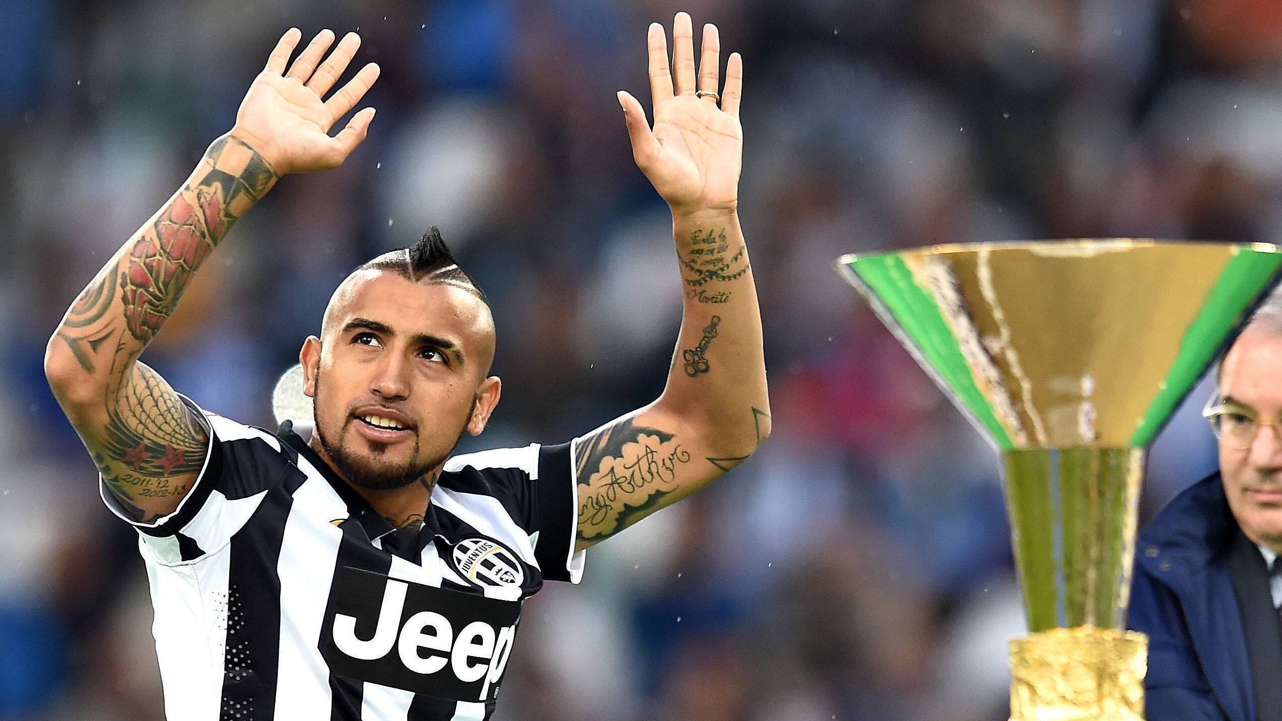 
                <strong>2014/15 Juventus Turin</strong><br>
                In seinem letzten Jahr entwickelte sich Vidal zum Führungsspieler und führte Juve nicht nur zum vierten Meistertitel in Serie sondern auch ins Finale der Champions League. Dort mussten sich die Italiener in Berlin dem FC Barcelona geschlagen geben. Vidal wurde als einer der zehn besten Spieler Europas ausgezeichnet.
              