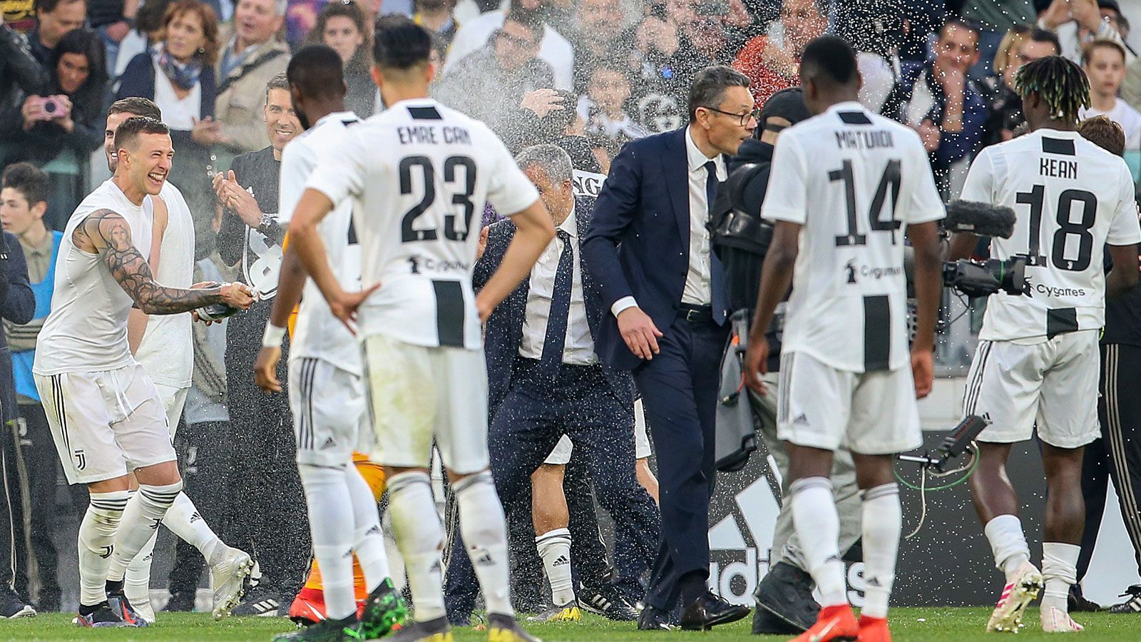 
                <strong>Serie A: Juventus Turin</strong><br>
                Auch im achten Jahr in Folge geht der Scudetto an Juventus Turin. Im ersten Jahr mit Cristiano Ronaldo sichert sich Italiens Rekordmeister den Titel fünf Spieltage vor Schluss durch ein 2:1 über die AC Florenz. Damit verwandeln die "Bianconeri" ihren zweiten Matchball. Eine Woche zuvor rutscht noch eine B-Elf beim 1:2 bei SPAL Ferrara aus. Insgesamt ist es die 35. Meisterschaft des Vereins.
              