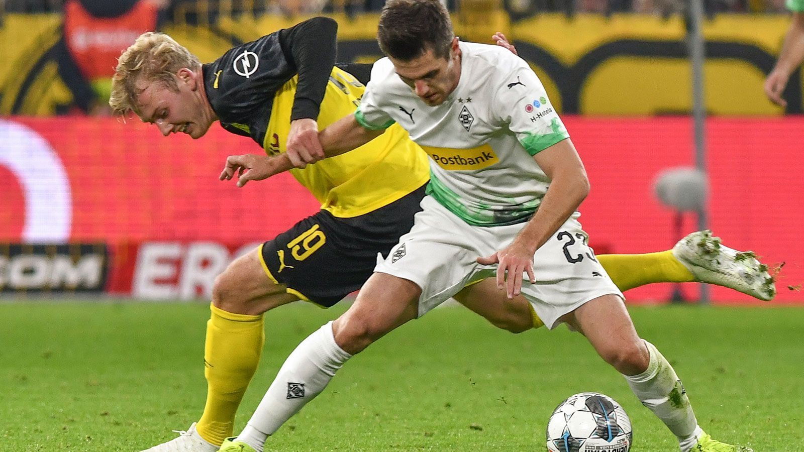 
                <strong>Jonas Hofmann (Borussia Mönchengladbach)</strong><br>
                Nachdem Hofmann mit einem Innenbandriss rund zwei Monate ausfiel, steht er nun in der Startelf. Der ehemalige Dortmunder ist sehr engagiert, kann seine Stärken in der Offensive allerdings in der ersten Halbzeit kaum zur Geltung bringen. In der zweiten Halbzeit ist er auffälliger, hilft vor allem auch in der Defensive viel mit. In der 87. Minute ausgewechselt. ran-Note: 3
              