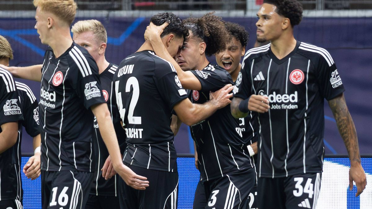 Eintracht Frankfurt - Galatasaray Istanbul, UEFA Champions League Arthur Theate (Eintracht Frankfurt, 3) freut sich mit Can Uzun (Eintracht Frankfurt, 42), der soeben das Tor zum 2:1 geschossen hat...