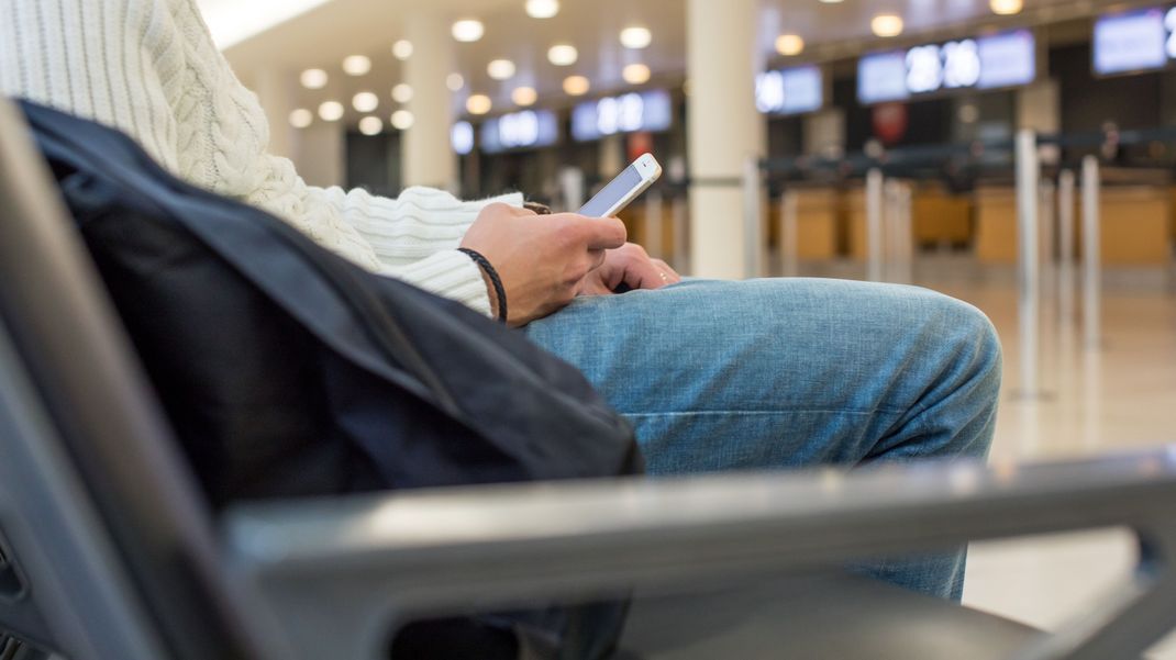 Betrugsmaschen von falschen Websites: Davor müssen sich auch Reisende in Acht nehmen, wenn sie bei Problemen schnell ihre Airline erreichen wollen.