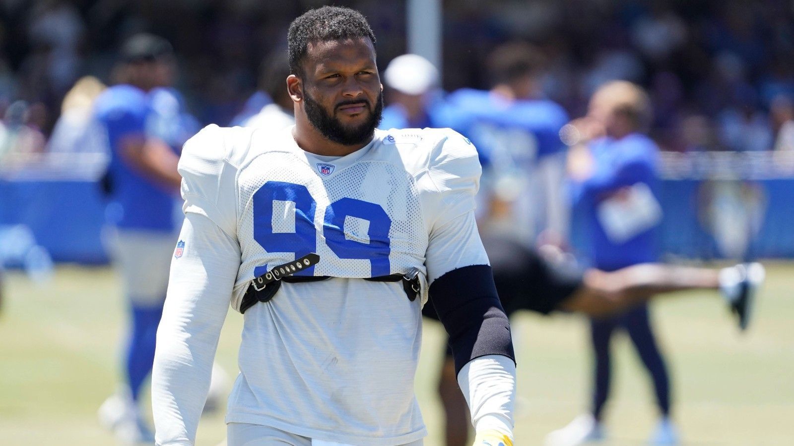 <strong>Los Angeles Rams: Abgang von Aaron Donald (ein wenig) abgefedert<br></strong>Die Rams verloren durch das <a href="https://www.ran.de/sports/american-football/nfl/news/kommentar-aaron-donald-hat-die-nfl-revolutioniert-ein-grosser-verlaesst-die-buehne-356332">Karriereende von Aaron Donald</a>&nbsp;den vielleicht besten Defense-Spieler der NFL-Geschichte. Ihn zu beerben, scheint fast unmöglich. Und dennoch wollen die Rams die hinterlassene Lücke im Kollektiv schließen und holten gleich vier Pass Rusher, allen voran Jared Verse und Braden Fisk. Der richtige Weg!