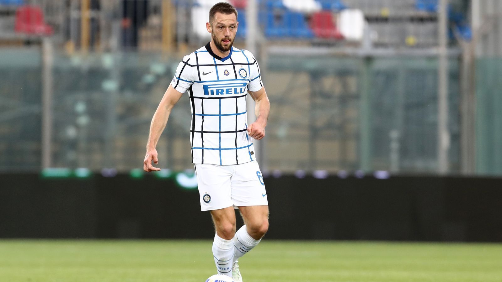 
                <strong>Stefan de Vrij (Inter Mailand)</strong><br>
                Den langjährigen Lazio-Verteidiger Stefan de Vrij brachte Raiola im Sommer 2018 ablösefrei zu Inter Mailand, wo der Niederländer kürzlich den Meistertitel mit den "Nerazzurris" feiern konnte. Bei Inter ist der 29-jährige de Vrij Stammspieler und entsprechend langfristig sollen die Planungen des Klubs mit dem Routinier sein. Laut Raiola habe man sich bereits Ende 2020 mündlich auf eine vorzeitige Verlängerung des noch bis 2023 laufenden Vertrages geeinigt, aber bislang kam es zu keiner offiziellen Bestätigung dafür. 
              