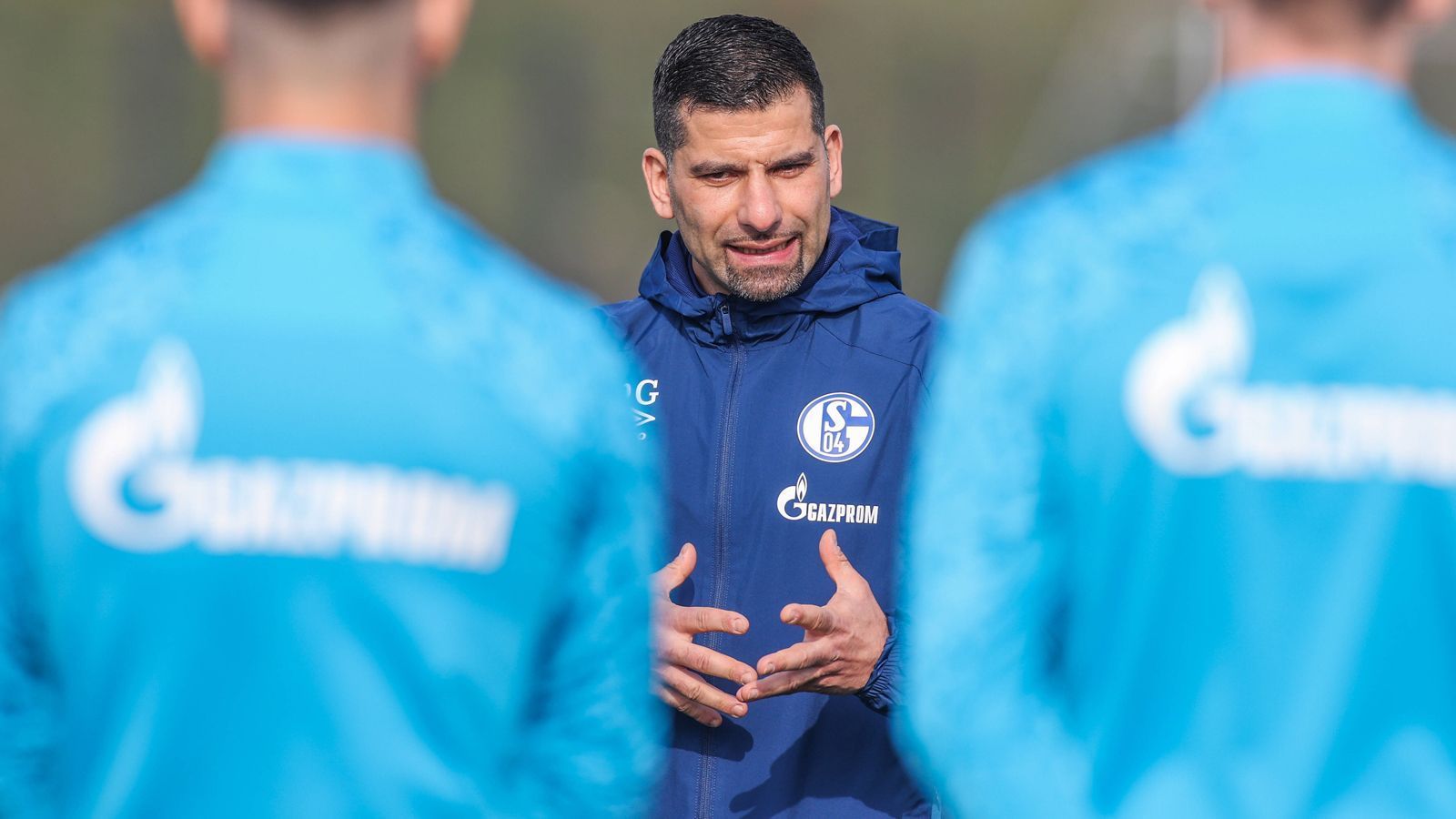 
                <strong>Dimitrios Grammozis</strong><br>
                Bundesliga-Debüt als Schalke-Trainer: 5. März 2021 gegen Mainz - 
              