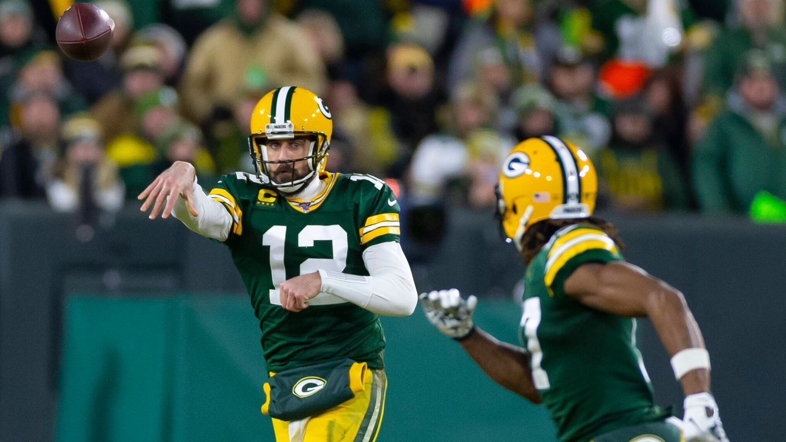 
                <strong>Aaron Rodgers trumpft in den Playoffs auf </strong><br>
                Aaron Rodgers, der Quarterback der Green Bay Packers, hat in seiner Karriere 17 Playoff-Spiele bestritten und warf dabei 38 Touchdown-Pässe – der fünfthöchste Wert der NFL-Geschichte. Ebenfalls beachtlich: In diesen Spielen erreichte er ein Passer-Rating von 100,0. Rodgers ist somit einer von nur vier Quarterbacks, die mindestens zehn Playoff-Spiele bestritten haben und dabei ein Rating von 100 oder mehr erlangten. Besser als Rodgers sind lediglich Bart Starr (104,8 in 10 Spielen), Kurt Warner (102,8 in 13 Spielen) und Matt Ryan (100,8 in 10 Spielen).
              