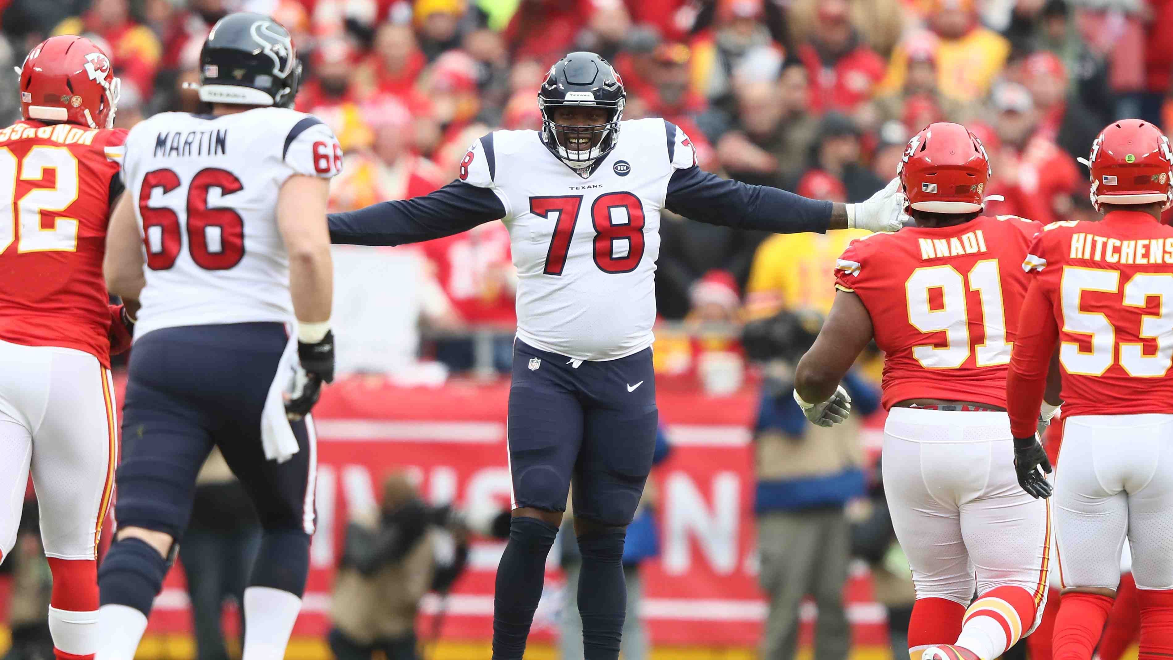 
                <strong>Offensive Line: Weniger Möglichkeiten für Watson - mehr Verantwortung für seine Beschützer</strong><br>
                Durch den Wegfall der zuverlässigen offensiven Anspielstationen ist der Erfolg von Watson in den kommenden Wochen auch von der Offensive Line abhängig. Die Leistungen der Texans-O-Line in dieser Saison ist zwar schwankend, doch in den vergangenen Wochen auf dem Weg der Besserung. Während Watson in den ersten vier Wochen noch viermal pro Spiel im Schnitt gesacked wurde, kassierte er in den vergangenen vier Wochen nur noch 1,5 Sacks pro Spiel. Insgesamt wurde der Signal-Caller bereits 28-mal gesacked, womit die Texans-O-Line die sechstmeisten Sacks in der NFL zugelassen hat. Zum gleichen Zeitpunkt in der vergangenen Saison wurde er bereits 35-mal von einem gegnerischen Verteidiger auf die Hörner genommen. Mit bislang 23 gelungenen Sacks steht der Pass-Rush der Colts nur im Mittelfeld der NFL, weshalb eine starke O-Line ein Weg zum Sieg für die Texans sein könnte. 
              