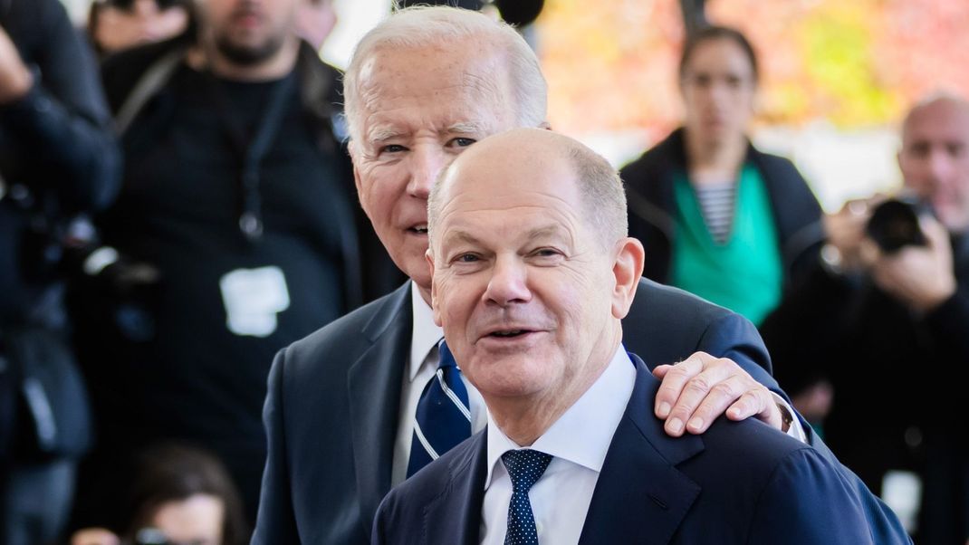 US-Präsident Joe Biden (l.) und Bundeskanzler Olaf Scholz (r.) begrüßen sich vor dem Kanzleramt.