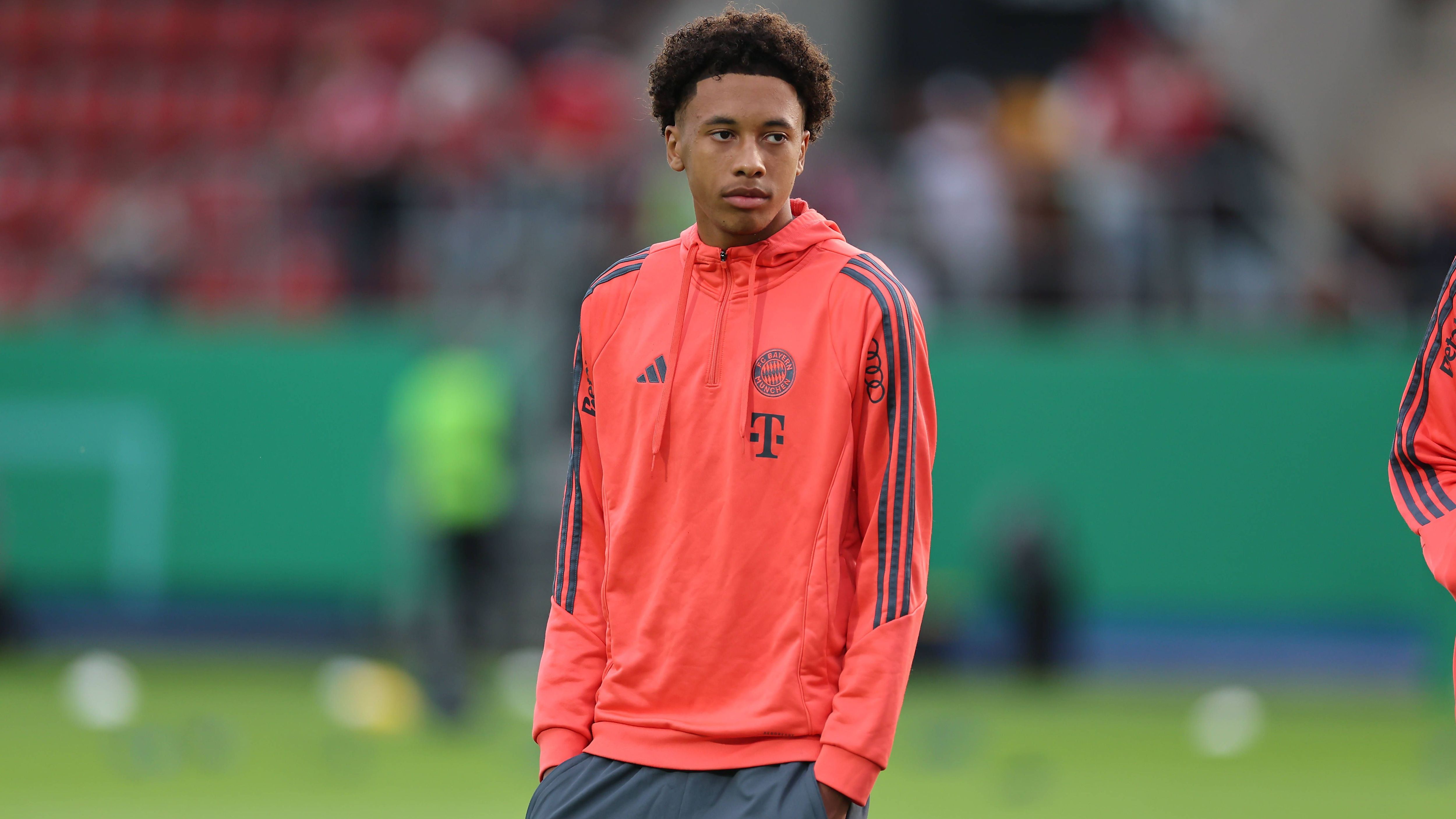 <strong>FC Bayern München</strong><br>Der Rekordmeister sorgt mit einer überraschenden Personalentscheidung für Schlagzeilen: Der erst 16-jährige Abwehr-Youngster Cassiano Kiala – bislang ein völlig unbeschriebenes Blatt – steht im Kader. <a data-li-document-ref="585362" href="https://www.ran.de/sports/fussball/champions-league/news/fc-bayern-muenchen-mega-talent-lennart-karl-fehlt-im-champions-league-kader-des-fcb-585362">Dagegen fehlt Shootingstar Lennart Karl</a>, der in den vergangenen Wochen auf sich aufmerksam machte. Er dürfte allerdings über die B-Liste nachrücken. Diese Nachwuchsliste ermöglicht es den Klubs, junge Eigengewächse nachträglich für die Champions League zu melden.