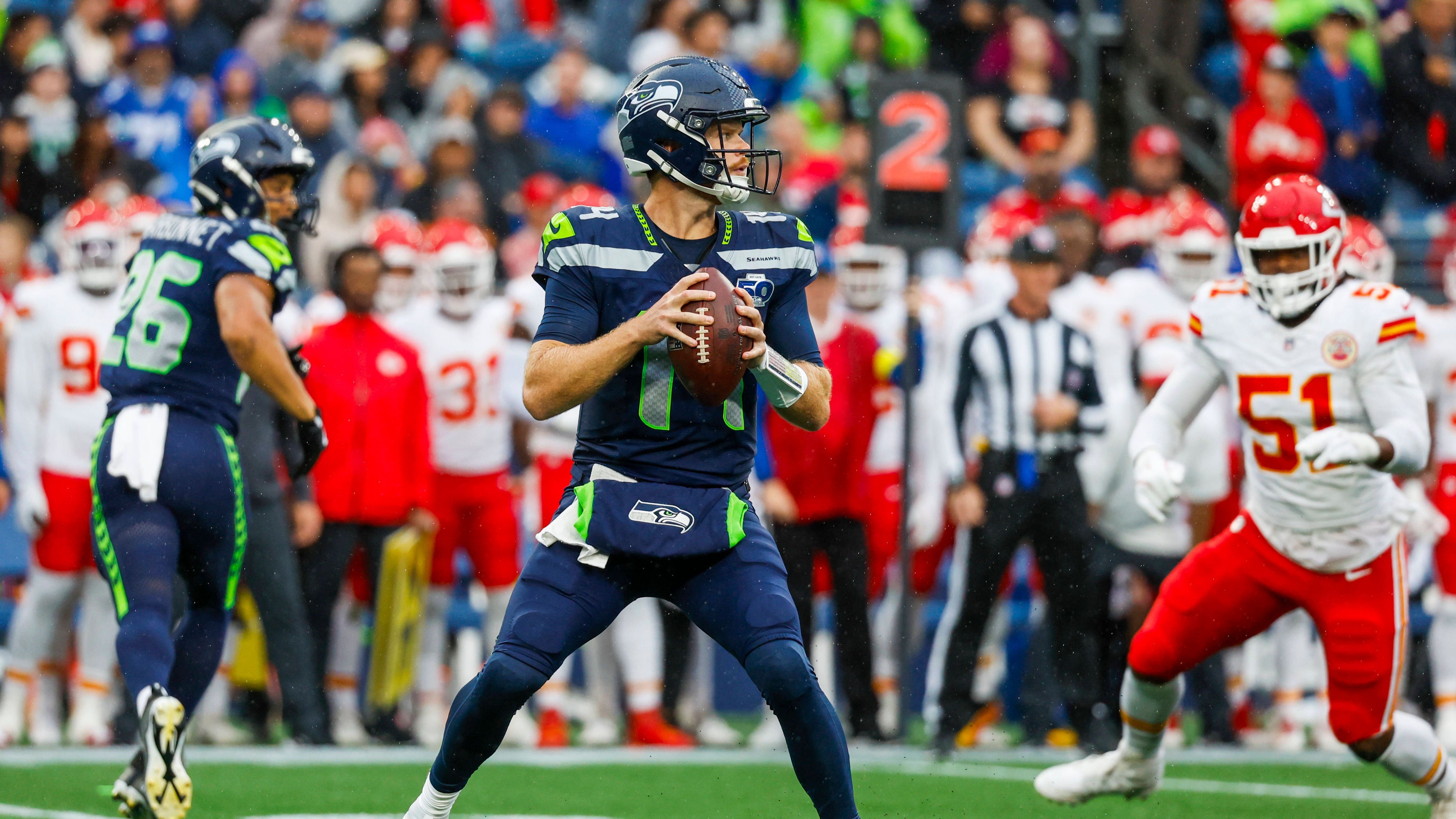 <strong>Platz 13: Sam Darnold (Seattle Seahawks)</strong><br>Die Minnesota Vikings haben Darnold wieder auferstehen lassen! Halten die Seahawks ihn am Leben? Bei den vorigen Stationen hatte er seine Probleme, jetzt die Chance, es allen für immer zu zeigen. Denn auch das Ende bei den Vikings war nach einem Top-Start unrühmlich. Sorgen bereitet allerdings die löchrige O-Line der Seahawks.