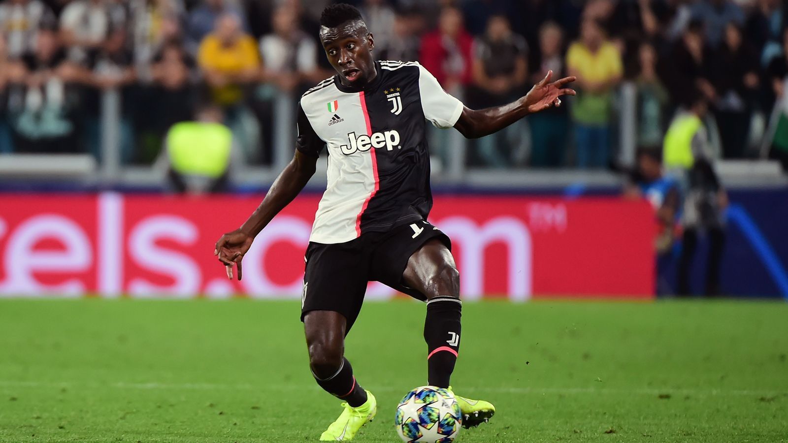 
                <strong>Blaise Matuidi (Inter Miami)</strong><br>
                Nur kurze Zeit nach seiner Vertragsauflösung bei Juventus Turin hat der französische Weltmeister Blaise Matuidi einen neuen Verein gefunden. Der 33 Jahre alte Mittelfeldspieler wechselt in die MLS, unterschrieb einen Vertrag bei Inter Miami. Der MLS-Klub ist im Mitbesitz des früheren Weltklasse-Spielers David Beckham, der nun mit Matuidi eben den ersten Superstar begrüßen kann. "Ich könnte nicht glücklicher sein und heiße meinen Freund Blaise bei Inter Miami willkommen. Er ist ein spannender und hochbegabter Spieler und ein toller Mensch", sagte Beckham, der mit Matuidi zusammen einst bei Paris St. Germain spielte. Der 84-malige Nationalspieler Matuidi wird für Miami mit der Nummer 8 auflaufen.
              