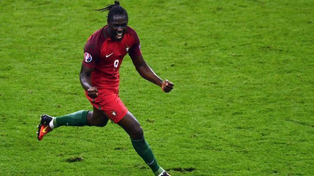 
                <strong>Eder (Portugal)</strong><br>
                Mit dem letzten seiner bislang drei Länderspieltreffer hat sich Portugals Stürmer Eder in die Geschichtsbücher geschossen. Er erzielte im EM-Finale 2016 als Joker den Siegestreffer für Portugal. Doch frühere Heldentaten schützen offenbar nicht vor Nicht-Berücksichtigung durch Nationaltrainer Fernando Santos. Der derzeit von Lille an Lok Moskau ausgeliehene Eder lief nämlich vor genau einem Jahr zum bislang letzten Mal für Portugals Nationalmannschaft auf, war seitdem nur noch zwei Mal ohne Einsatz im Kader. So muss Portugals EM-Held um sein WM-Ticket zittern. Milan-Stürmer Andre Silva hat Eder zuletzt den Rang abgelaufen. 
              