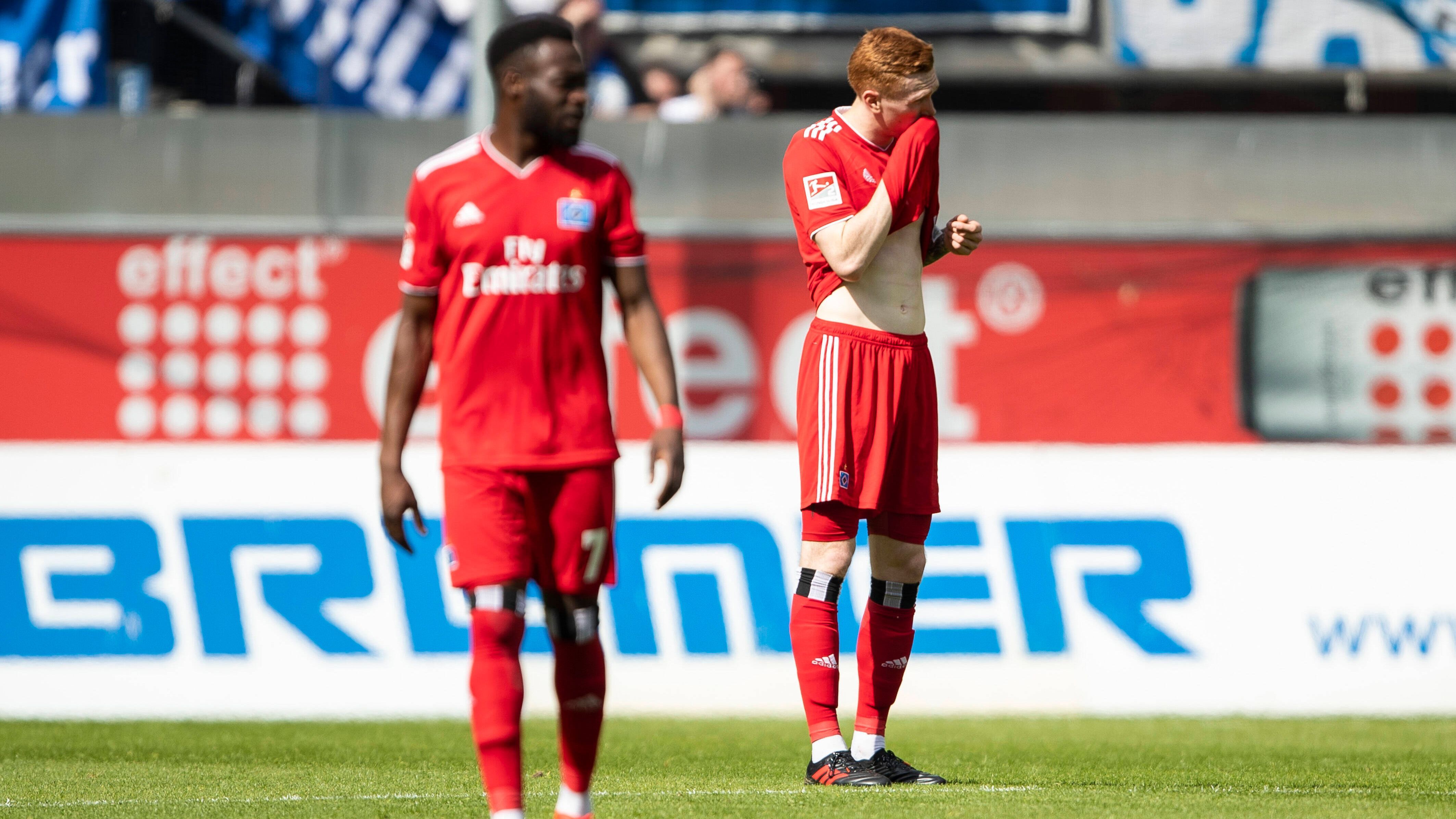 
                <strong>2017/18: Hamburger SV</strong><br>
                Nach jahrelangem Kampf verabschiedete sich der Bundesliga-Dino im Mai 2018 aus dem Oberhaus. Christian Tietz sollte mit einer jungen und hungrigen Mannschaft zurück in Liga 1, allerdings fiel der HSV schnell auf den Boden der Tatsachen zurück: Zum Auftakt kassierten die Rothosen eine 0:3-Heimniederlage gegen Kiel, im Oktober wurde Tietz durch Hannes Wolf ersetzt – der gewünschte Effekt blieb allerdings aus. Durch eine 1:4-Niederlage in Paderborn verpassten die Hamburger am 33. Spieltag den Aufstieg und mussten sich mit Platz vier zufriedengeben. Aus einem Ausrutscher wurde ein langfristiger Aufenthalt: Im Sommer geht der HSV in seine vierte Zweitliga-Saison. 
              