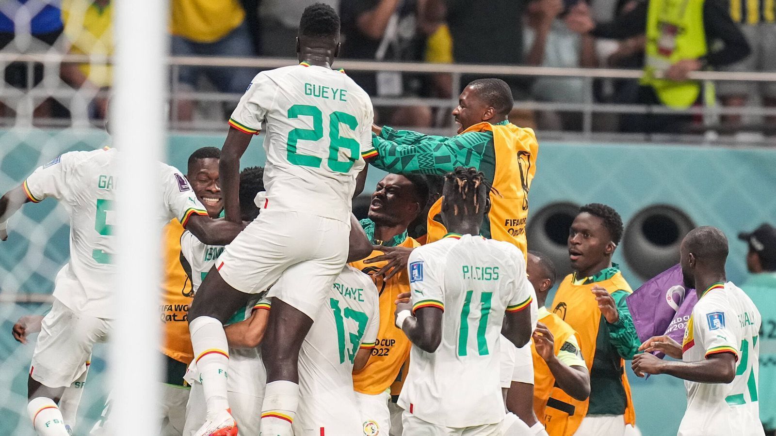 
                <strong>Senegal</strong><br>
                Der Senegal spielt zwar ohne, aber genau deswegen für ihren Superstar Sadio Mane. Sympathisch ist die Truppe von Trainer Aliou Cisse, der sich an der Seitenlinie als coole Socke gibt. Aber die Trommeln der Fans sind fast nerviger als die südafrikanischen Vuvuzelas 2010. Ein Viertelfinale wäre unseren Ohren genug.
              