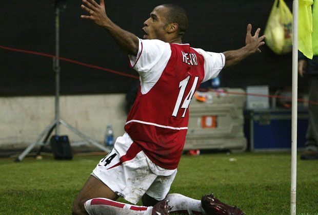 
                <strong>FC Arsenal: Thierry Henry (228 Tore)</strong><br>
                Thierry Henry war in den 2000ern wohl der spektakulärste Stürmer der Welt. Der Franzose mischte bis Mitte des Jahrzehnts mit dem FC Arsenal die Premier League auf. Der zweimalige Vize-Weltfußballer war dank seiner unglaublichen Geschwindigkeit nur selten zu stoppen. Für die "Gunners" markierte er 228 Treffer.
              