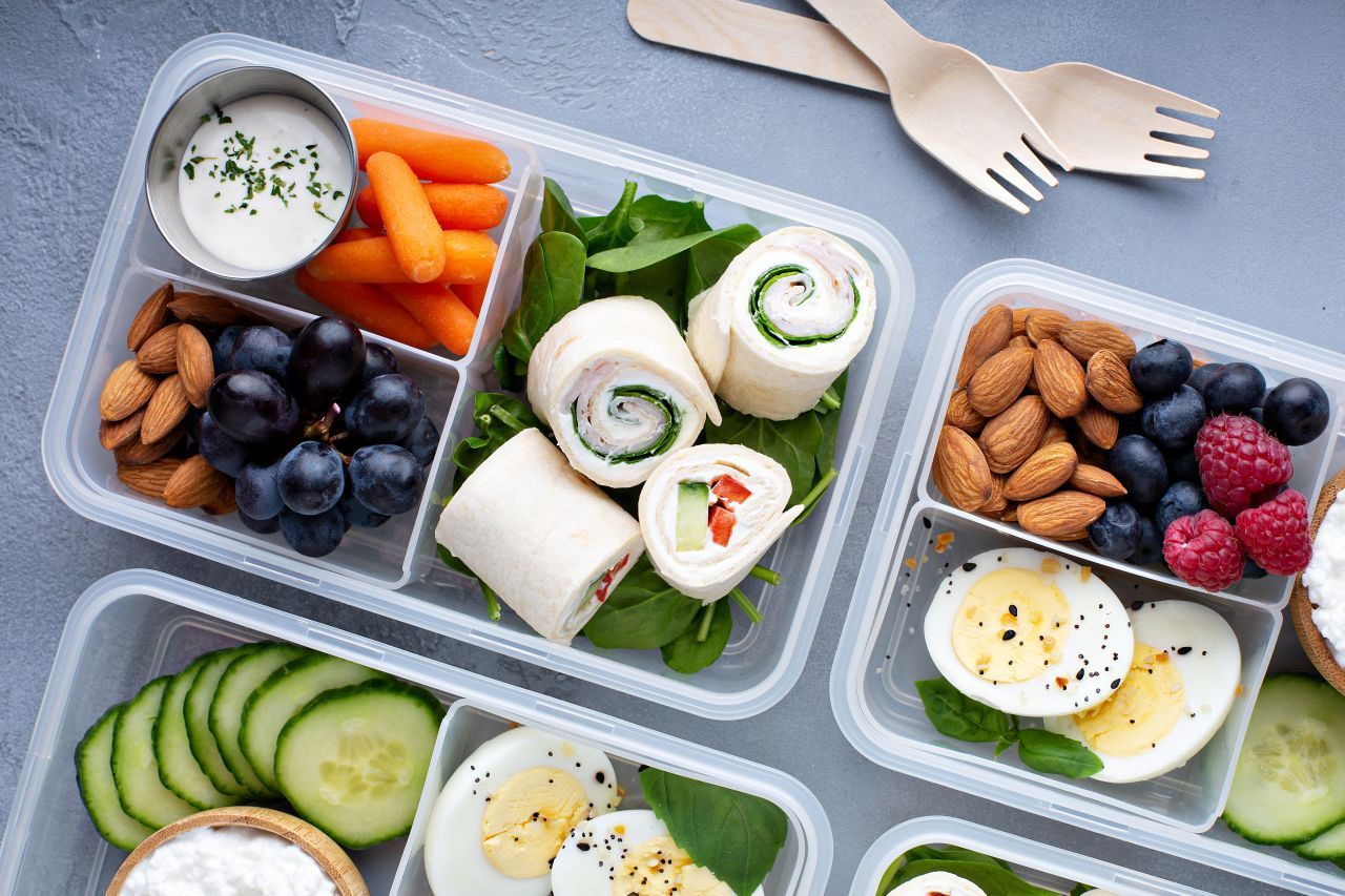 Spezielle Plastikboxen mit Unterteilung sorgen für Ordnung beim Meal Prep. So bleibt alles an seinem Platz - und es kann auch der Nachtisch direkt in die Box. 