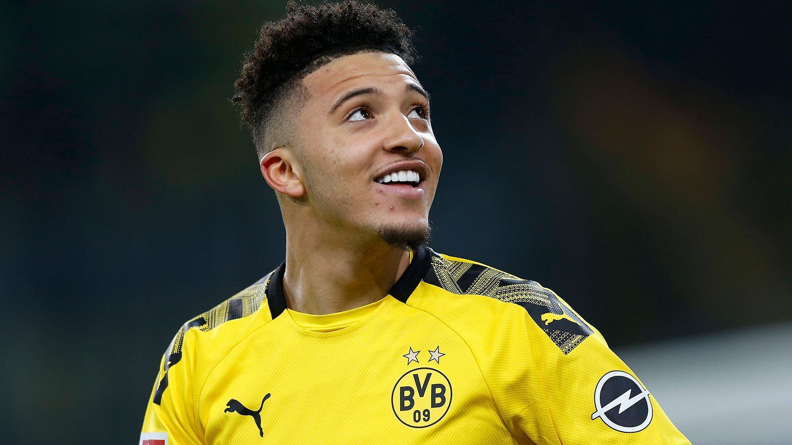 
                <strong>Jadon Sancho (Borussia Dortmund)</strong><br>
                Sancho ist einen sehr ähnlichen Weg gegangen. 2017 zahlte der BVB für den damals ebenfalls 17-Jährigen aber nur rund 8 Millionen Euro an Manchester City. Seither schoss sein Marktwert nur so in die Höhe. 34 Tore und 43 Assists in 99 Spielen für die Schwarz-Gelben sprechen eine deutliche Sprache. Der BVB hat das Geschäft des Lebens gemacht, Sancho selbst hat sich genau den richtigen Verein ausgesucht, um zu einem größeren Spieler zu werden - Win-Win. Im Sommer könnten sich die Wege trennen, dann aber mit einem ordentlichen Batzen Kohle für die Borussia. Sanchos Vertrag beim BVB läuft noch bis 2022.   
              