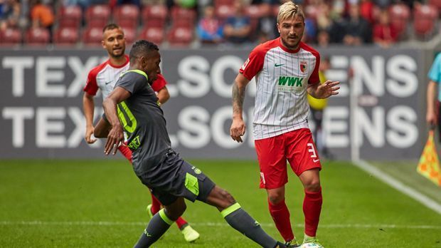 
                <strong>Linksverteidiger - Konstantinos Stafylidis (FC Augsburg)</strong><br>
                Augsburgs Philipp Max ist einer der Überflieger der Hinrunde. Der Linksverteidiger bereitete zehn Treffer vor - so viele, wie kein anderer Bundesliga-Profi. Die Schattenseite des Max-Hypes bekommt dessen Konkurrent Konstantinos Stafylidis zu spüren. Lediglich zwei Kurzeinsätze (31 Minuten) gewährte Trainer Manuel Baum dem 24-jährigen Griechen. Dabei stand der Nationalspieler im Sommer angeblich kurz vor einem Wechsel zum Hamburger SV. Stafylidis' Glück könnte sein, dass Max von diversen Klubs umworben sein soll. Bei einem Abgang seines Konkurrenten könnte der Grieche möglicherweise ganz schnell wieder die erste Geige auf der linken Abwehrseite spielen.
              