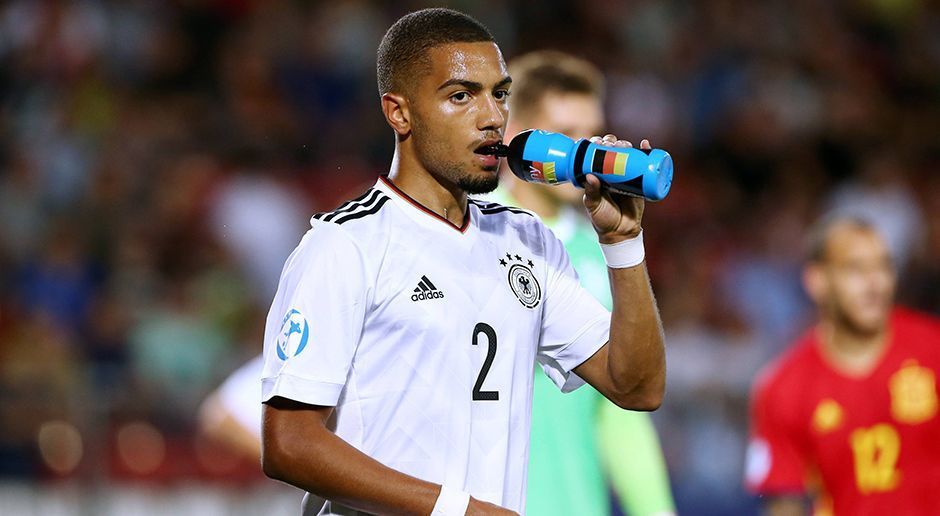 
                <strong>Mittelfeld: Jeremy Toljan</strong><br>
                Auf der linken Mittelfeldseite von VfB Deutschland läuft Jeremy Toljan auf. Der gebürtige Stuttgarter spielte in seiner Jugend sowohl für den VfB als auch für den Stadtrivalen Stuttgarter Kickers. Der Durchbruch gelang ihm allerdings knapp 100 km nordwestlich in Hoffenheim. In dieser Zeit stieg er auch zum U21-Nationalspieler und -Europameister auf. Kurz vor Transferschluss schnappte sich nun der BVB den 23-Jährigen.
              