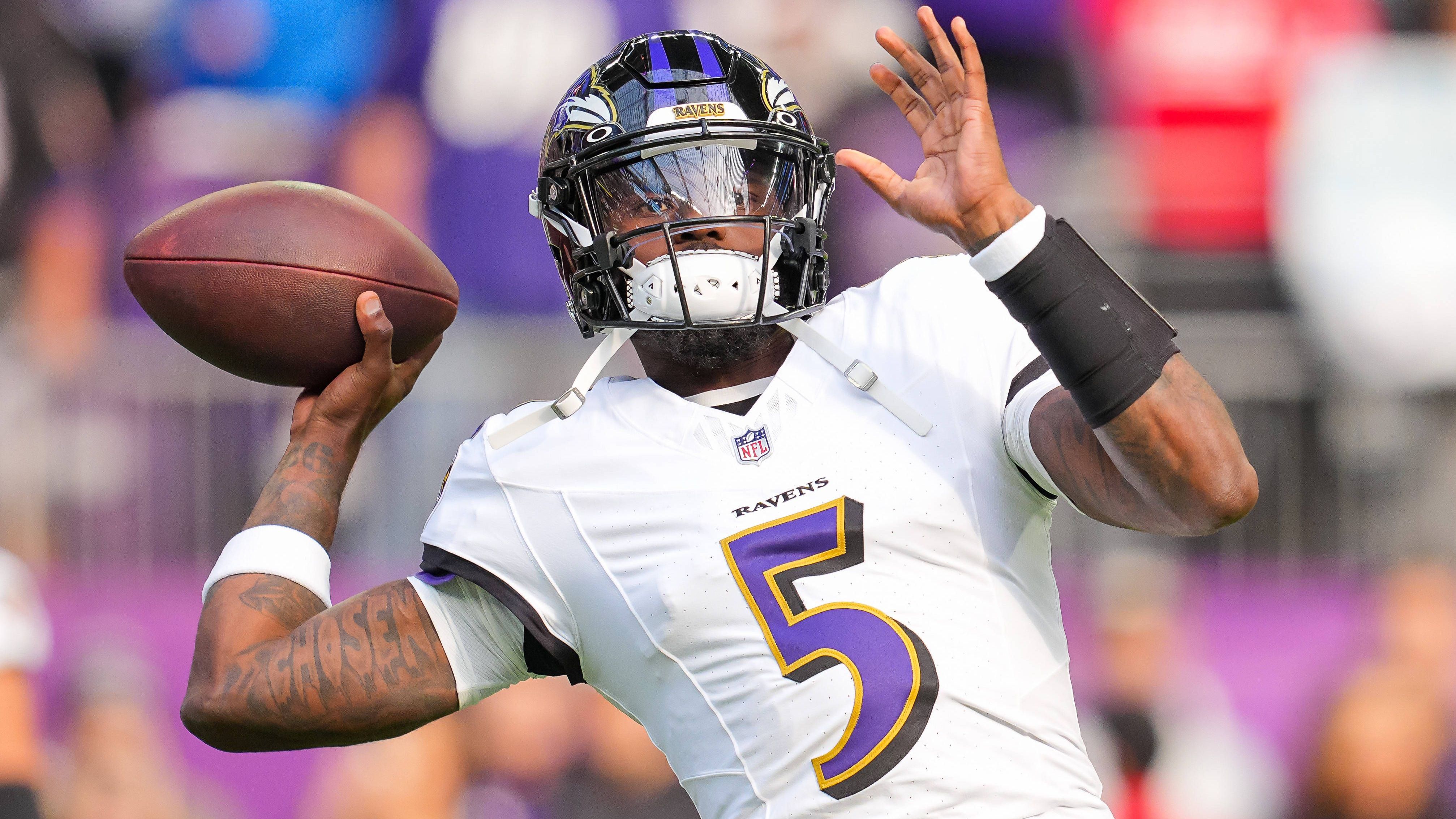 <strong>Platz 10: Tyler Huntley (Baltimore Ravens)</strong><br>Als Lamar Jackson kurz nach Saisonbeginn verletzt ausfiel, versuchten es die Ravens zunächst mit Cooper Rush, der sich aber als nicht konkurrenzfähig erwies. Tyler Huntley durfte ran - und sofort gewann Baltimore gegen die Bears. Mehr als ein klassicher Backup wird der 27-Jährige wohl nie werden, hier kann er auch einen Top-Quarterback aber zumindest kurzfristig erfolgreich vertreten - und genau darum geht es ja.