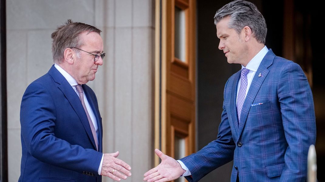 Boris Pistorius (SPD, l), Bundesminister der Verteidigung, wird von seinem US-amerikanischen Amtskollegen Pete Hegseth mit militärischen Ehren empfangen.