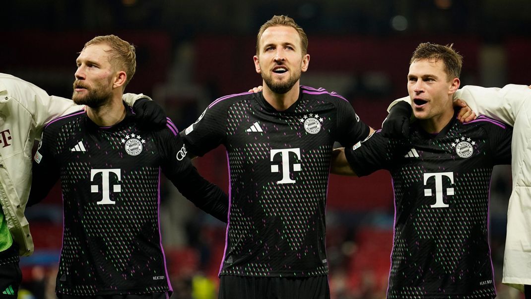Die Bayern-Spieler Laimer, Kane und Kimmich (v. l.) feiern ihren Sieg gegen Manchester United.
