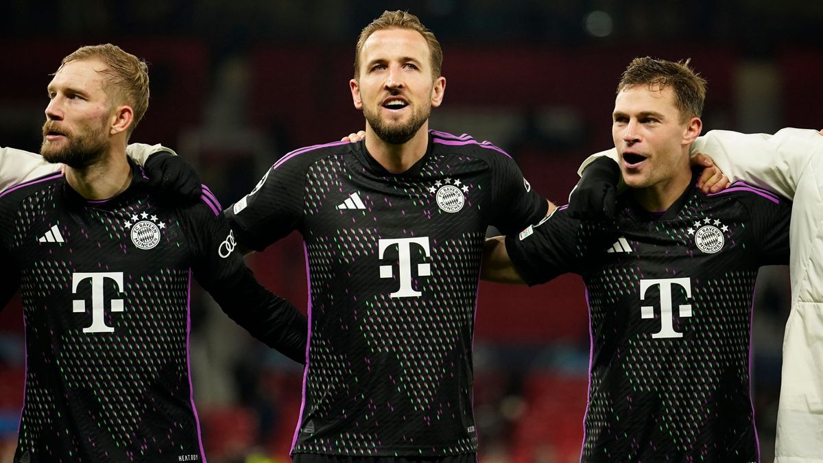 Die Bayern-Spieler Laimer, Kane und Kimmich (v.l.) feiern ihren Sieg gegen Manchester United.