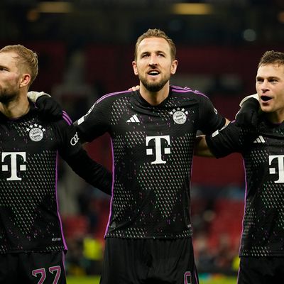 Die Bayern-Spieler Laimer, Kane und Kimmich (v.l.) feiern ihren Sieg gegen Manchester United.